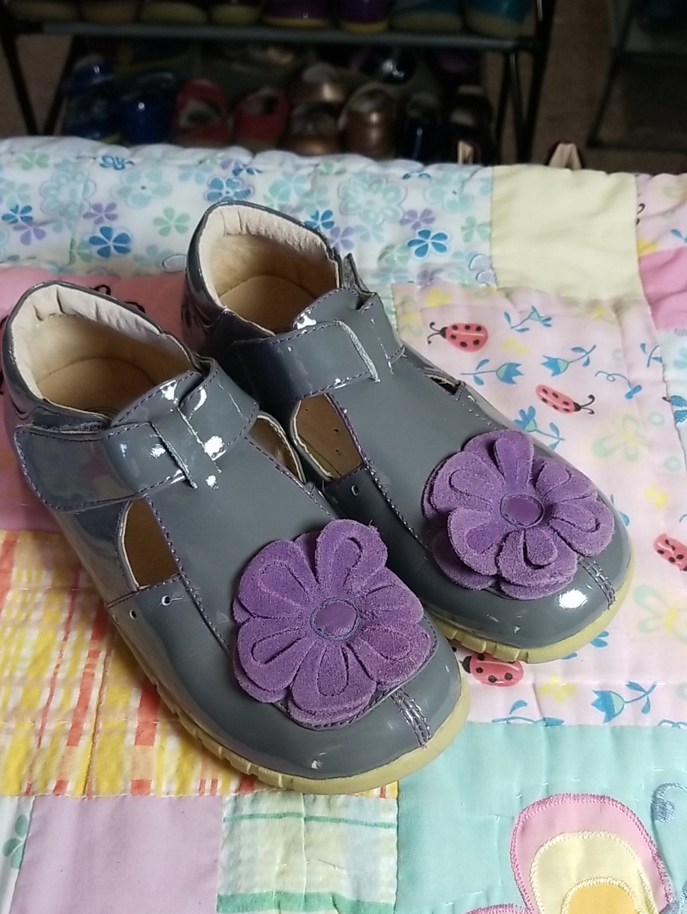 Livie & Luca Grey Patent Leather T-Strap Sandals w/Purple Suede Flowers Size 1 Y